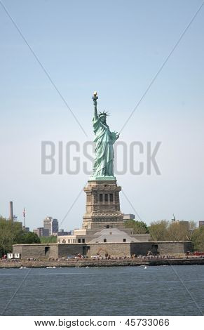 NEW YORK - 17 maggio: La statua della libertà è mostrata su 17 maggio 2013 a New York. La statua della libertà