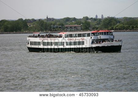 NEW YORK - 17 maggio: Teste di crociera Circle Line A barca verso Manhattan su 17 maggio 2013 a New York.