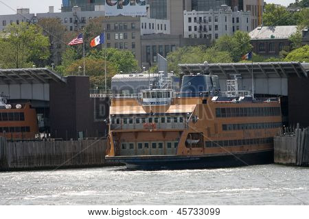 NEW YORK - 17 maggio: Il Staten Island Ferry, Andrew J. Barberi, è mostrato ancorato a Staten Island su M.