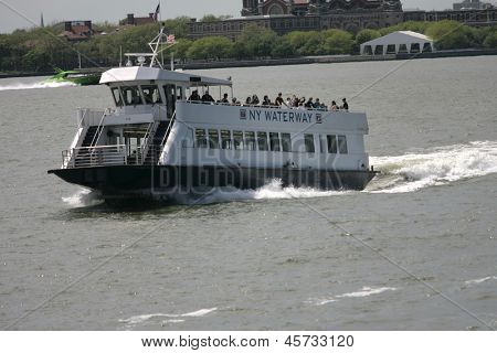 NEW YORK - 17 maggio: A NY Waterway barca mosse verso Manhattan su 17 maggio 2013 a New York.