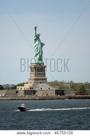 NEW YORK - 17 maggio: La statua della libertà è mostrata su 17 maggio 2013 a New York. La statua della libertà