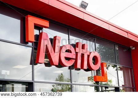 Bordeaux , Aquitaine  France - 06 25 2022 : Netto Logo Brand And Text Sign On Wall Facade Market Dis