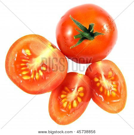 Tomate bien mûre avec des tranches