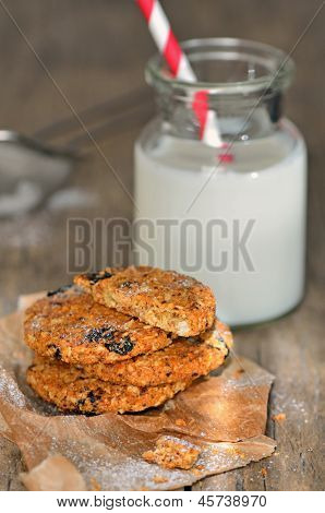 Diätetische Kekse und Milch