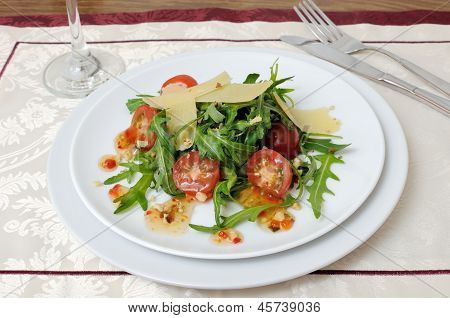 Salade de roquette et tomates cerises avec sauce au Parmesan