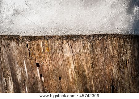 Naturen baggrund af stub med sne på det.