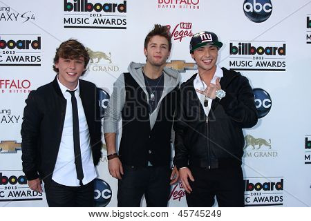 LOS ANGELES - 19 พฤษภาคม: Emblem3 มาถึงในปี 2013 รางวัลเพลงบิลบอร์ดที่ A เอ็มจีเอ็มแกรนด์การ์เด้น