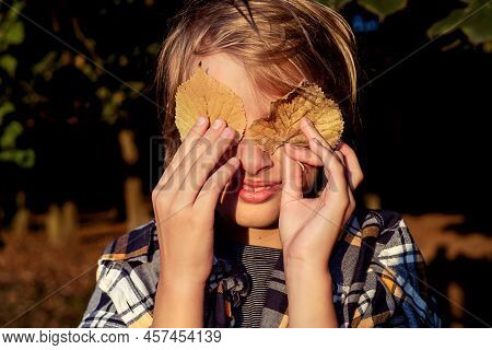 Teenger Blonde Boy Outdoor Park Lifestyle Portrait