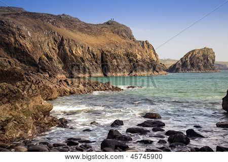 Kynance Cove beach, emberek, sziklák