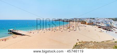 Nádherné letní Panorama moře a pláže ve městě Albufeira. Portugalsko v létě.