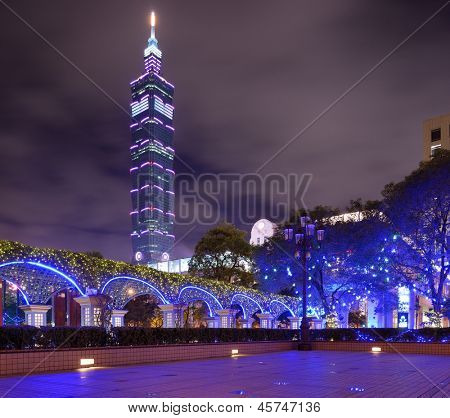 TAIPEI, Tayvan - 13 Ocak: Taipei 101 ve 13 Ocak 2013 Taipei'de küçük bir plaza uzun duruyor, 