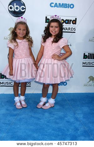 LOS ANGELES - 19. května: Rosie McClelland a Sophia Grace Brownlee dorazí na Billboard Music Awa