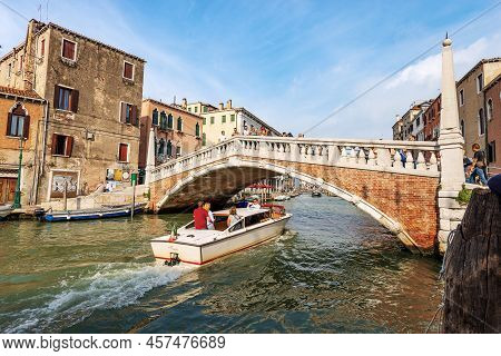 Venice, Italy - Sept 13, 2015: Ponte Delle Guglie (bridge Of The Spires - 1580) Over The Cannaregio 