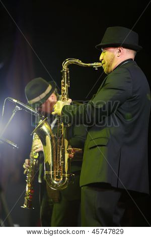 Moscou - 15 de novembro: Alexander Brill toca sax no concerto brilhante Jazz Club em Izvestiya Hall, em