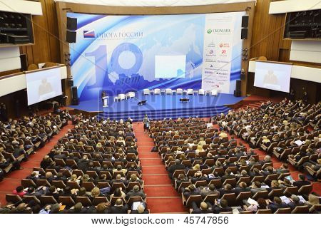 มอสโก - 14 พฤศจิกายน: เวทีและผู้ชมในเวทีธุรกิจขนาดเล็ก - เศรษฐกิจใหม่ ให้ 10 ตัว