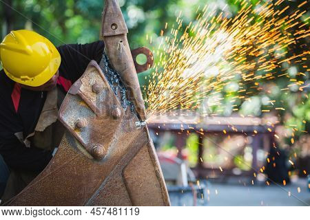 Metal Workers Use Manual Labor, Steel Cutting Tools To Cut Steel. Cut Metal. Grinding Steel In A Fac