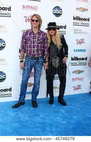 LOS ANGELES - 19 Mayıs: Orianthi ve Cyril Niccolai geldiğinde Billboard Müzik Ödülleri 2013, inci