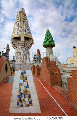 BARCELONA, ESPAÑA-12 DE MAYO. Las chimeneas de coloridos mosaicos de baldosas cerámicas rotas en el techo de P