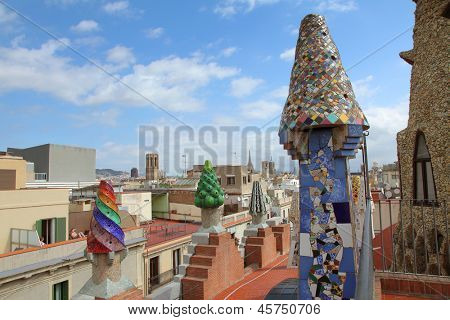 BARCELONA, ESPAÑA-12 DE MAYO. Las chimeneas de coloridos mosaicos de baldosas cerámicas rotas en el techo de P