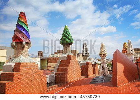BARCELONA, ESPAÑA-12 DE MAYO. Las chimeneas de coloridos mosaicos de baldosas cerámicas rotas en el techo de P