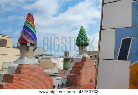 BARCELONA, ESPAÑA-12 DE MAYO. Las chimeneas de coloridos mosaicos de baldosas cerámicas rotas en el techo de P
