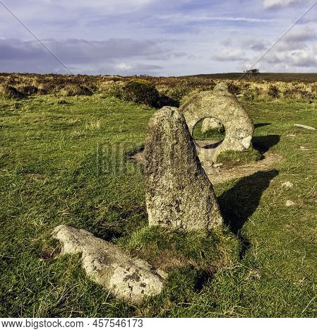 Men-an-tol Known As Men An Toll Or Crick Stone - Small Formation Of Standing Stones In Cornwall, Uni