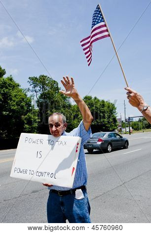 PENSACOLA, FL - 21 mei: demonstranten rally voor lokale kantoor van IRS in Pensacola, FL op 21 mei 20