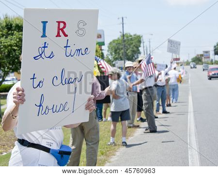 PENSACOLA, FL - 21 mei: demonstranten rally voor lokale kantoor van IRS in Pensacola, FL op 21 mei 20