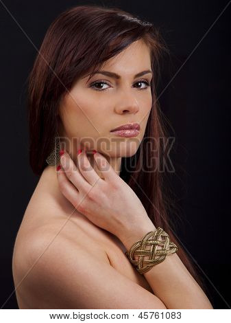 ภาพเหมือนเป็นหญิงสาวสวยกับสร้อยข้อมือ