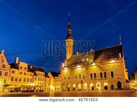 Ратуша площади Таллина ночной выстрел