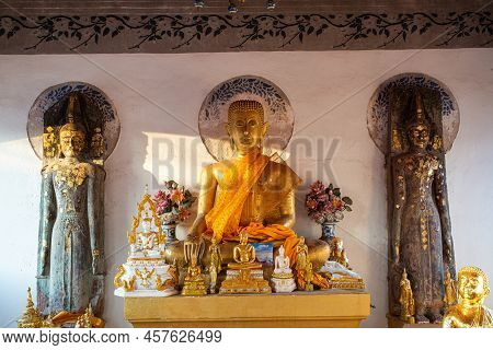 Sakon Nakorn , Thailand - December 25 , 2018 : Ancient Golden Sitting Buddha Image At Wat Phra That 