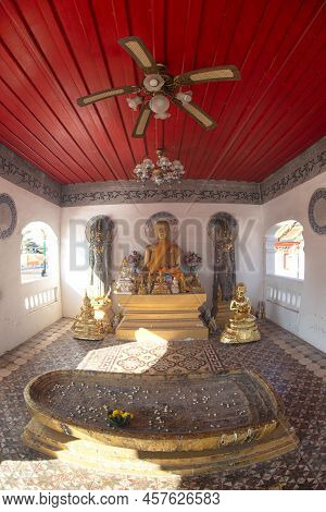 Sakon Nakorn , Thailand - December 25 , 2018 : Group Of Ancient Buddha Images, Including Standing Bu