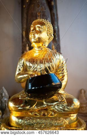 Sakon Nakorn , Thailand - December 25 , 2018 : Phra Upakut, Which Will Bring Good Luck To The Worshi