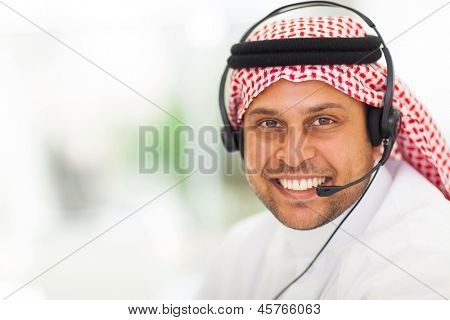 Arabischer Geschäftsmann mit Kopfhörer im Büro