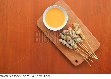 Sate Taichan Or Taichan Satay , Made From Chicken Meat, Served With Sauce, Ketchup And Lime. This Fo