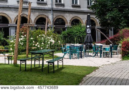 Brussels Old Town, Brussels Capital Region, Belgium - 06 26 2022 - Outdoor Terraces At The Inner Cou