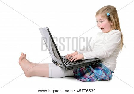 ノート パソコンを持つ少女
