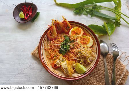 Laksa, Laksa Curry Made From Vermicelli, Noodles, Bean Sprouts, Egg, Tofu Lime, And Shrimp With A Sp