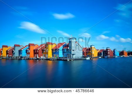 多彩的建筑物，在 Reitdiephaven 上水的格罗宁根