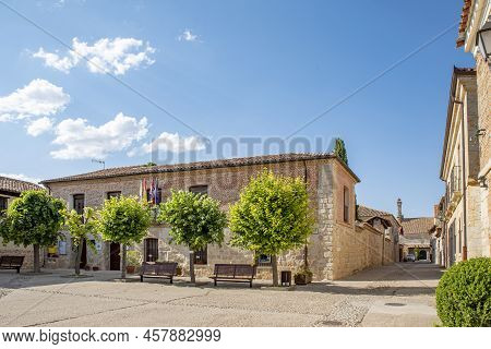 Urueña, Valladolid; June 2022:  Of One Of The Squares Of The Medieval Village Of Urueña, In The Prov