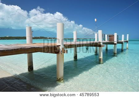 Dřevěná mola. Exuma, Bahamy