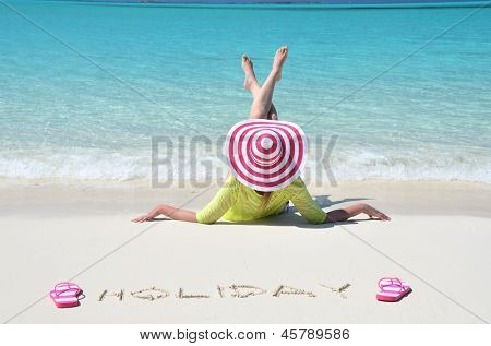 Dívka relaxaci na pláži Exuma, Bahamy