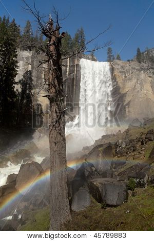 Näyttäviä Vernal kuuluu kaksinkertainen sateenkaari katsottuna Mist Trail Yosemiten kansallispuiston lä