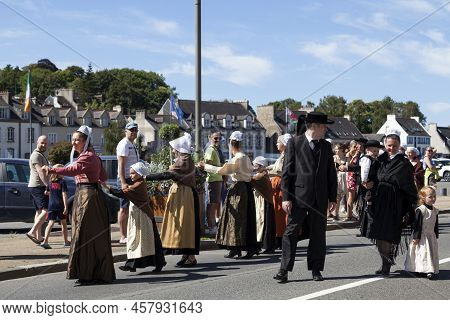 Landerneau, France - July 10 2022: Dancers From The Eskell An Elorn During The Kann An Loar Festival