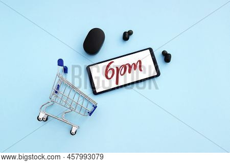 Kharkiv, Ukraine - November 12,2020: Shopping Cart With A Smartphone Opened 6pm Logo On The Screen O