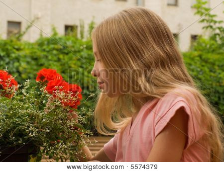 Pigen ser på blomsterne