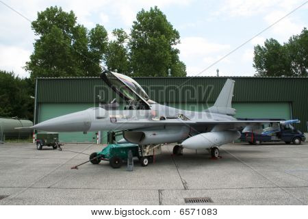 Chasseur à réaction F-16