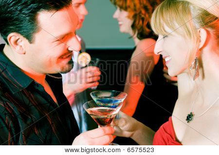 Folk, flirt og drikke i en bar