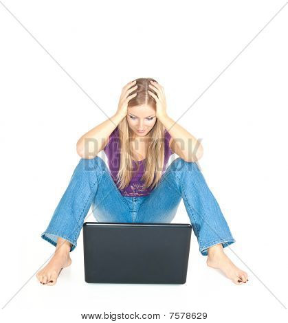 Donna sul pavimento con il computer portatile