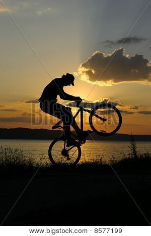 Saltare verso il tramonto